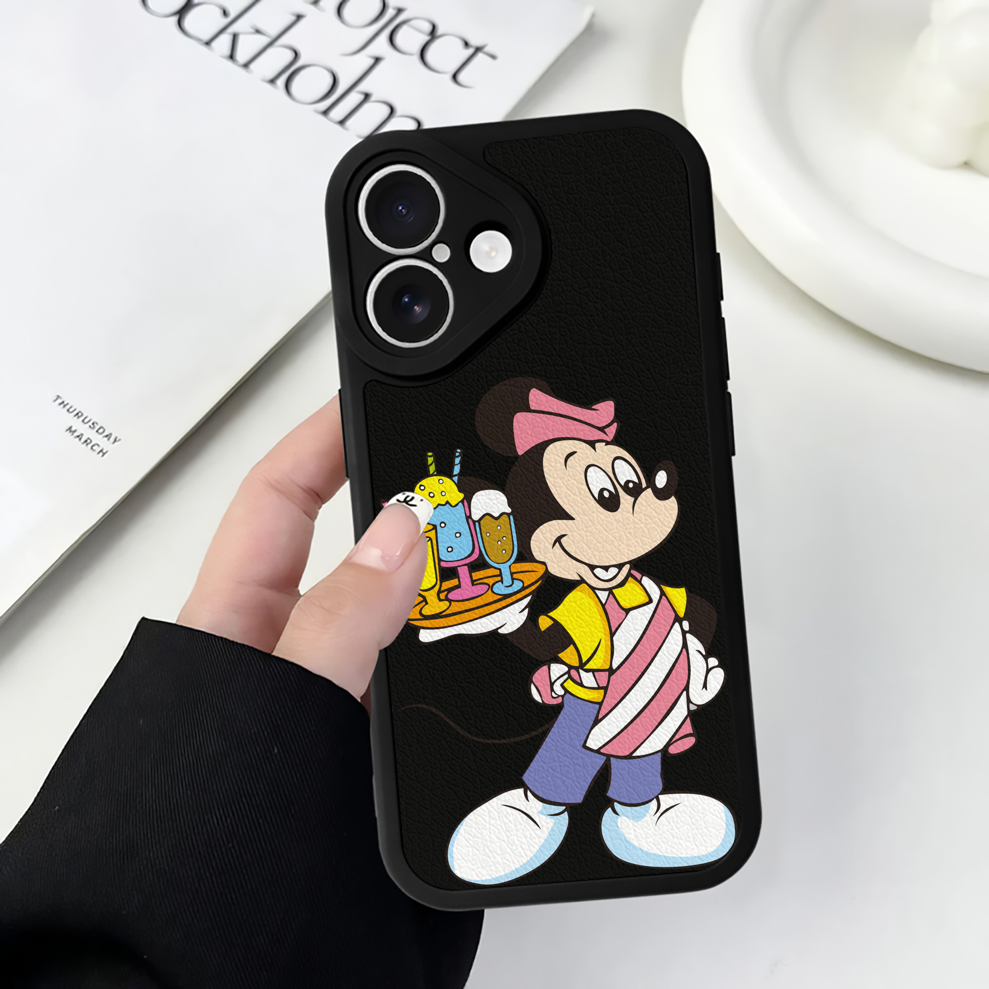 （画像用） ミッキーマウス Mickey Mouse 【iPhone 16シリーズ対応】シリコンスマホケース（レザー調） 材質：シリコン